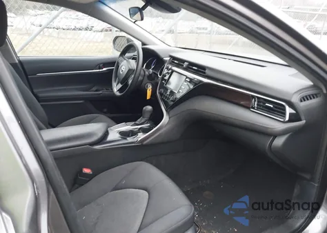 2019 Toyota Camry Le z USA, uszkodzony, nr VIN 4T1B11HKXKU748537